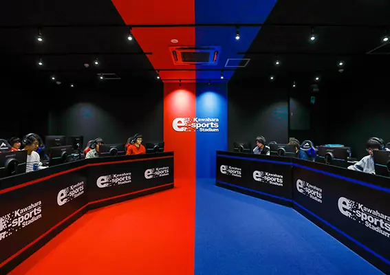 最新の設備の「KAWAHARA e-Sports Stadium」を完備!