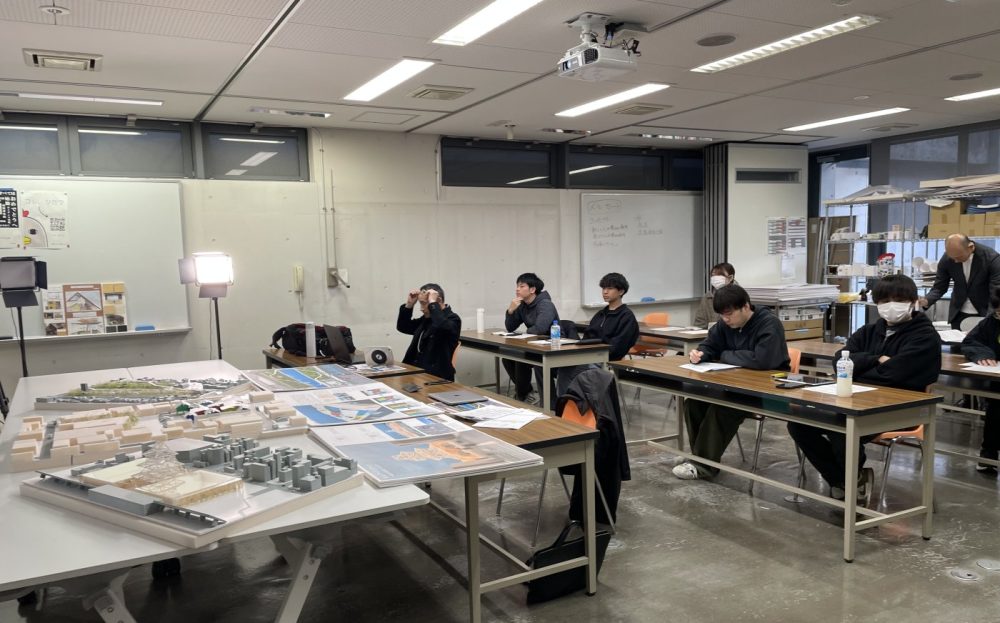 研究科2年（4年生）卒業研究 緊張の作品審査です！